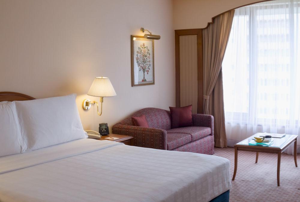 Trident Nariman Point Hotel Мумбай Екстериор снимка A room at the hotel
