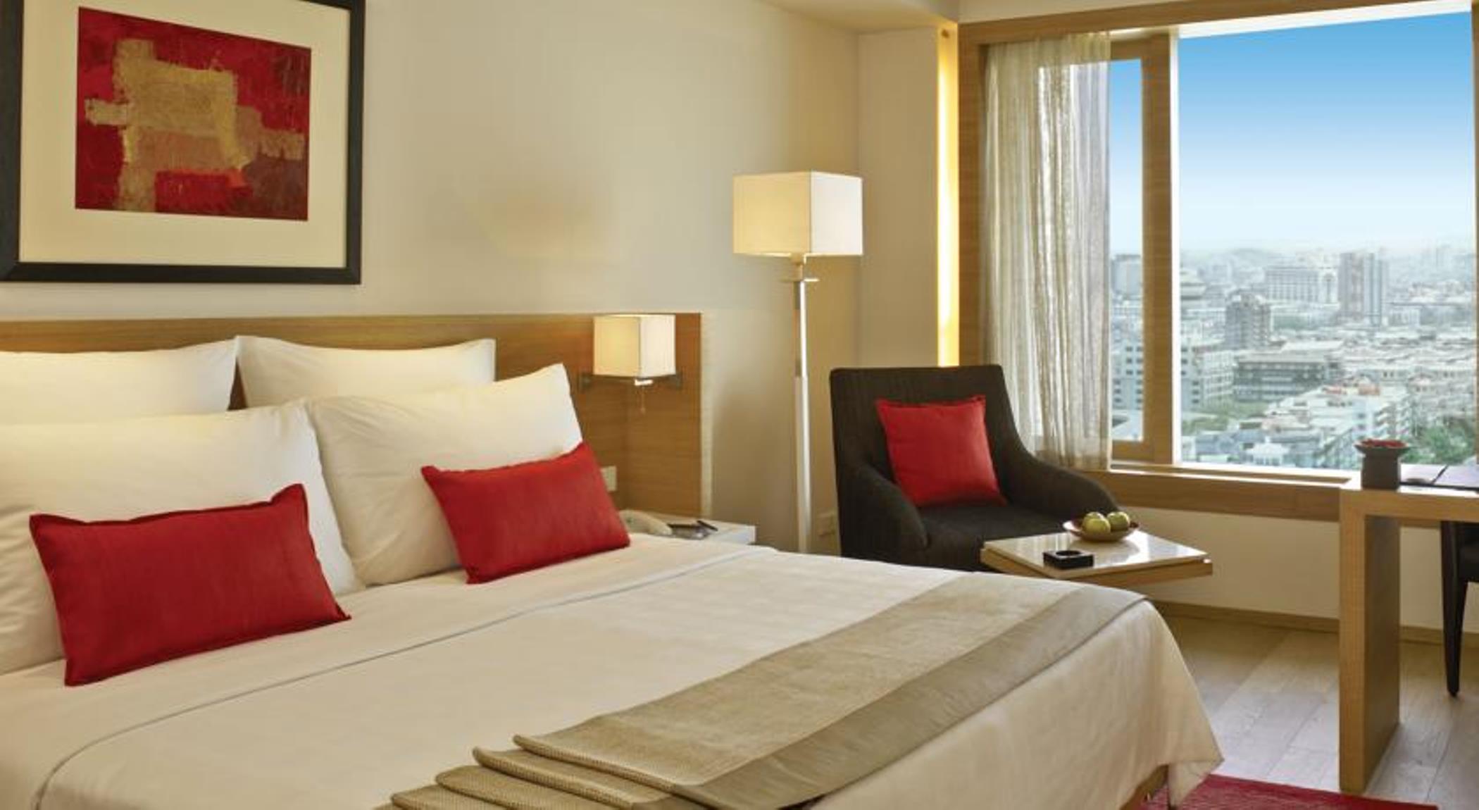 Trident Nariman Point Hotel Мумбай Екстериор снимка A room at the Taj Bengal