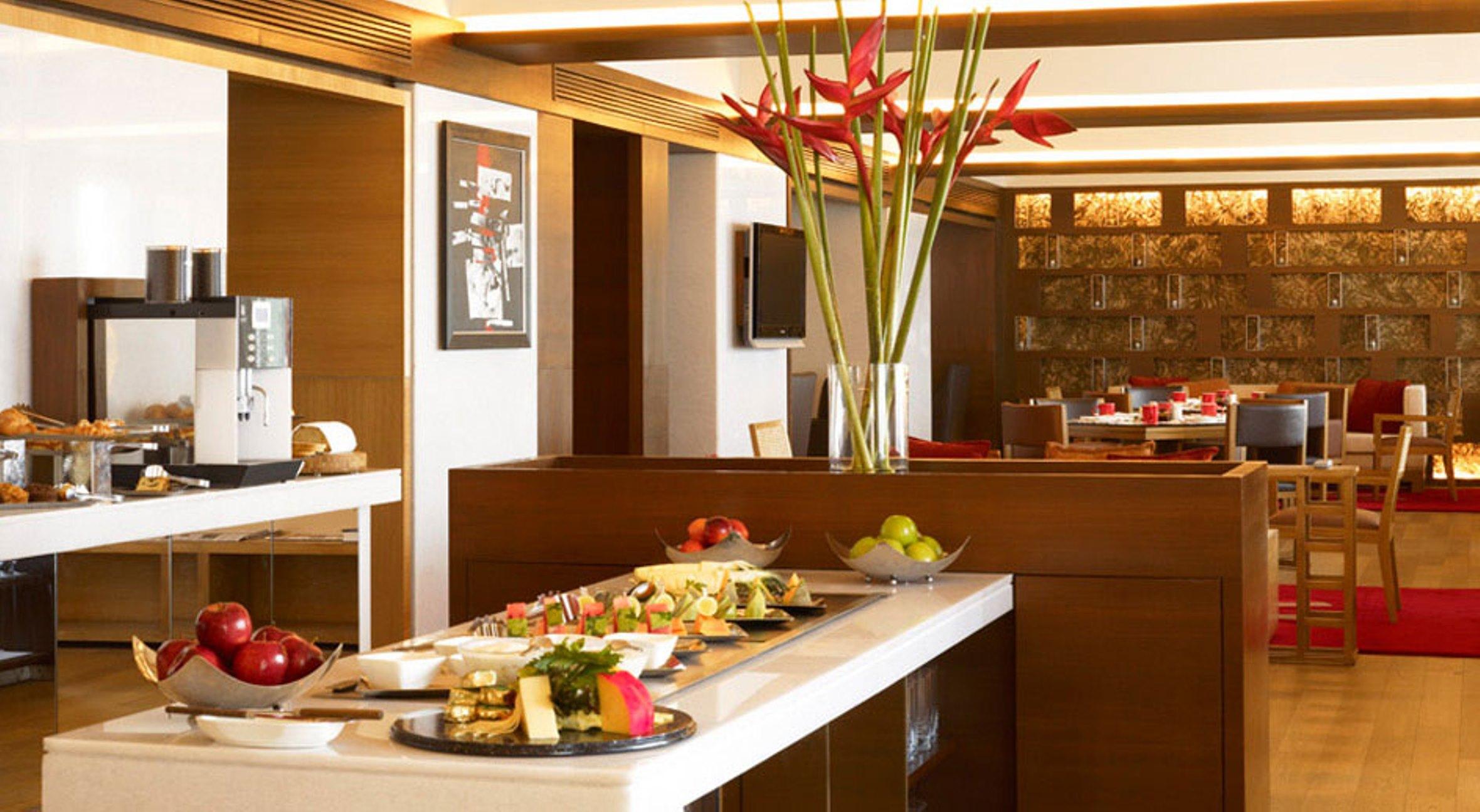 Trident Nariman Point Hotel Мумбай Екстериор снимка The lounge at Mumbai airport