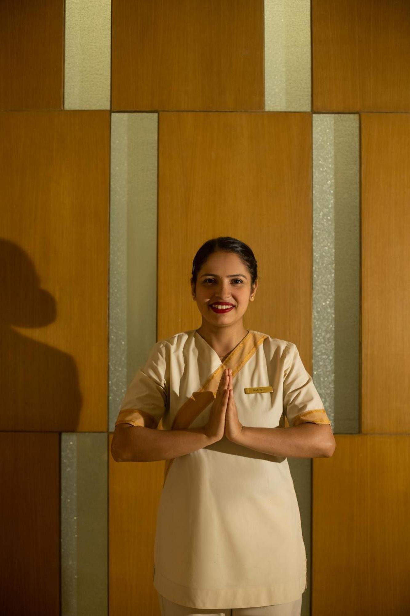 Trident Nariman Point Hotel Мумбай Екстериор снимка A hotel employee in India