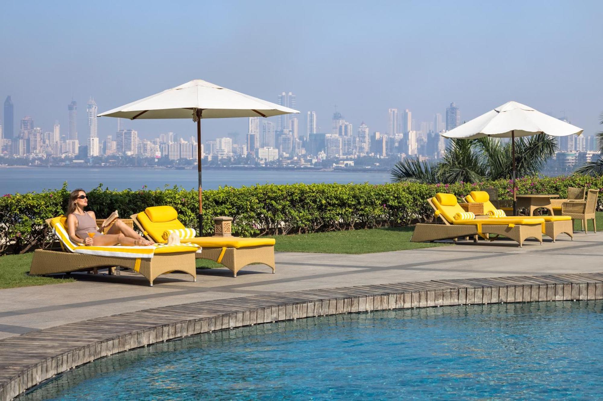 Trident Nariman Point Hotel Мумбай Екстериор снимка Pool at the Taj Mahal Palace