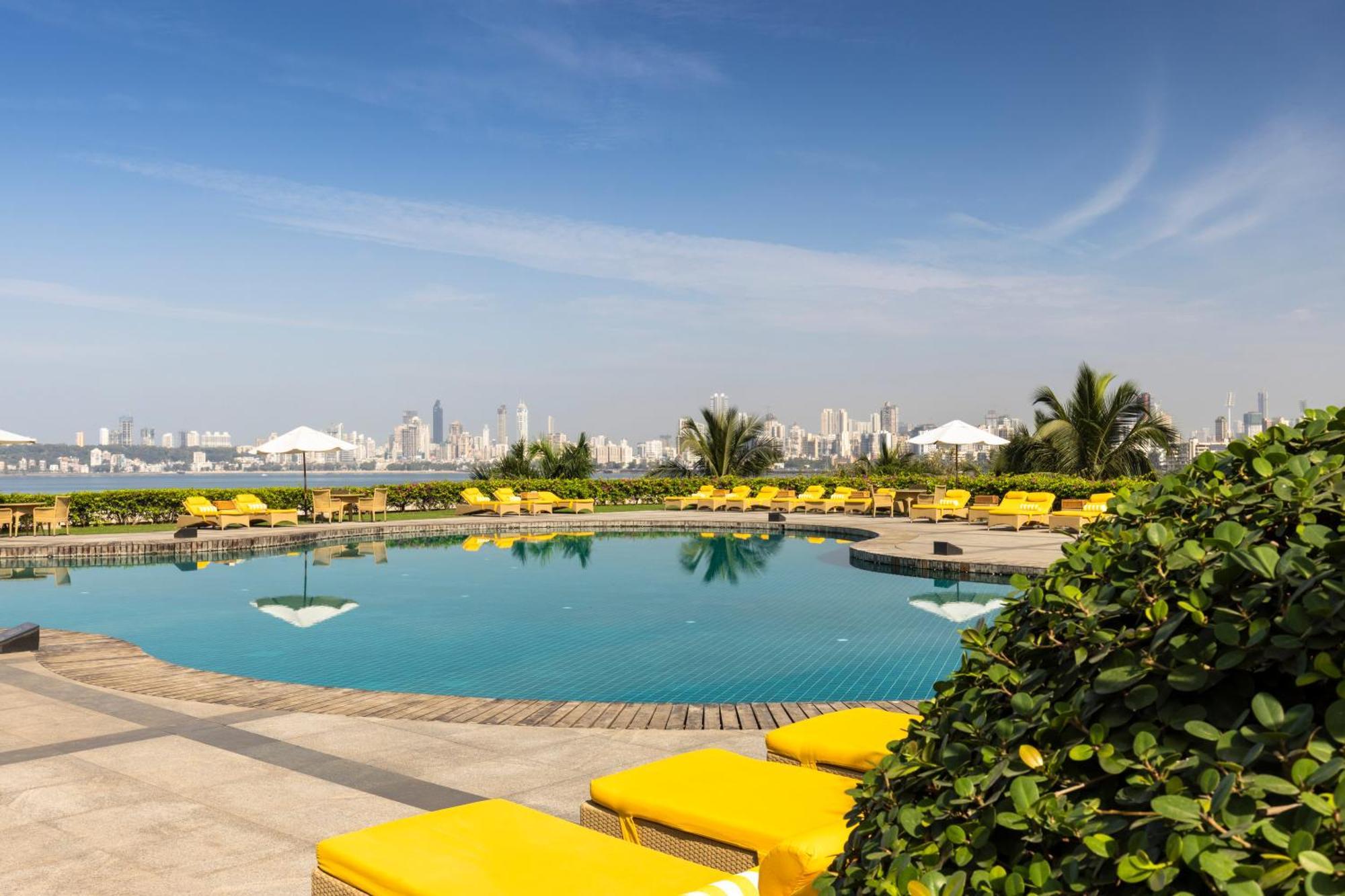 Trident Nariman Point Hotel Мумбай Екстериор снимка The pool at the Taj Mahal Palace